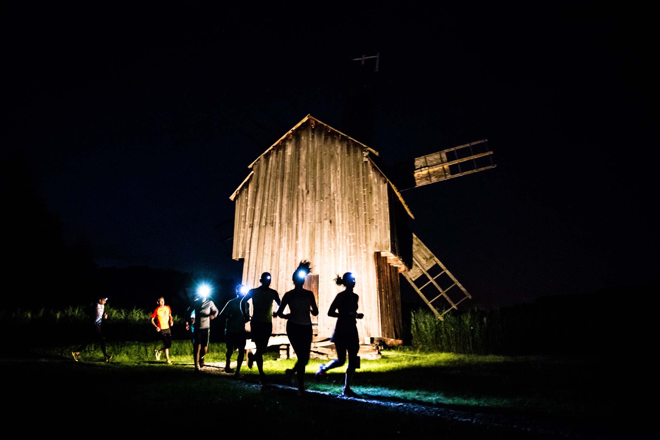 700 de alergători s-au aliniat vineri seara la startul  Night Cross Challenge