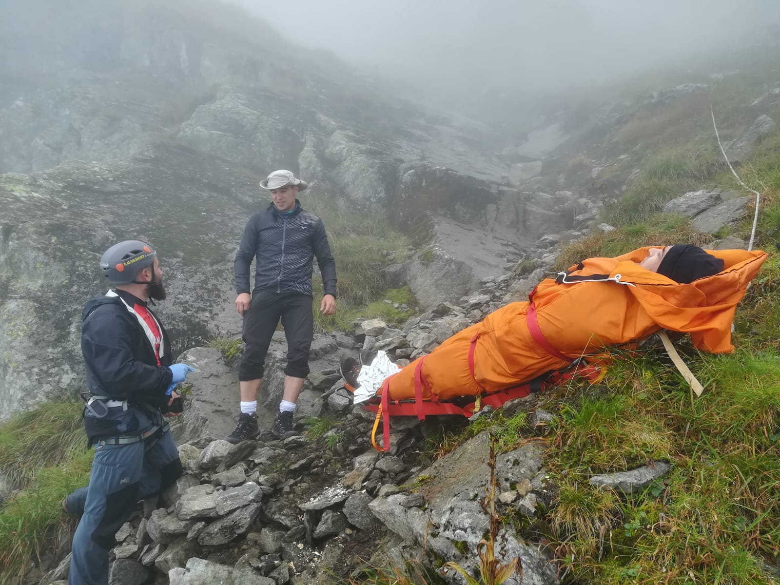 Salvamontist accidentat în munți după o intervenție de salvare a unui turist