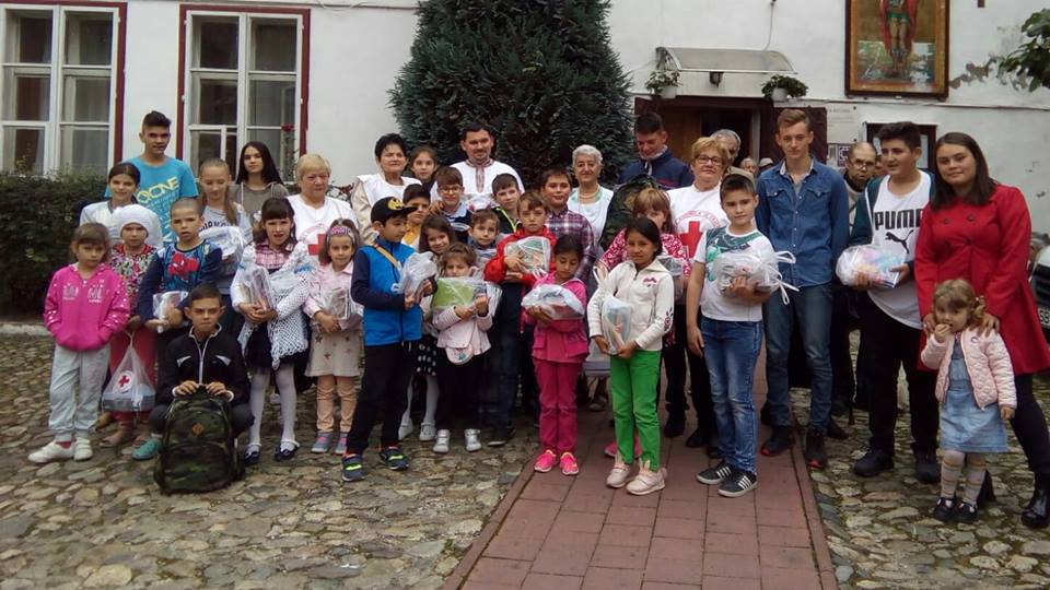Aproximativ 25 de copii nevoiaşi au primit rechizite în dar