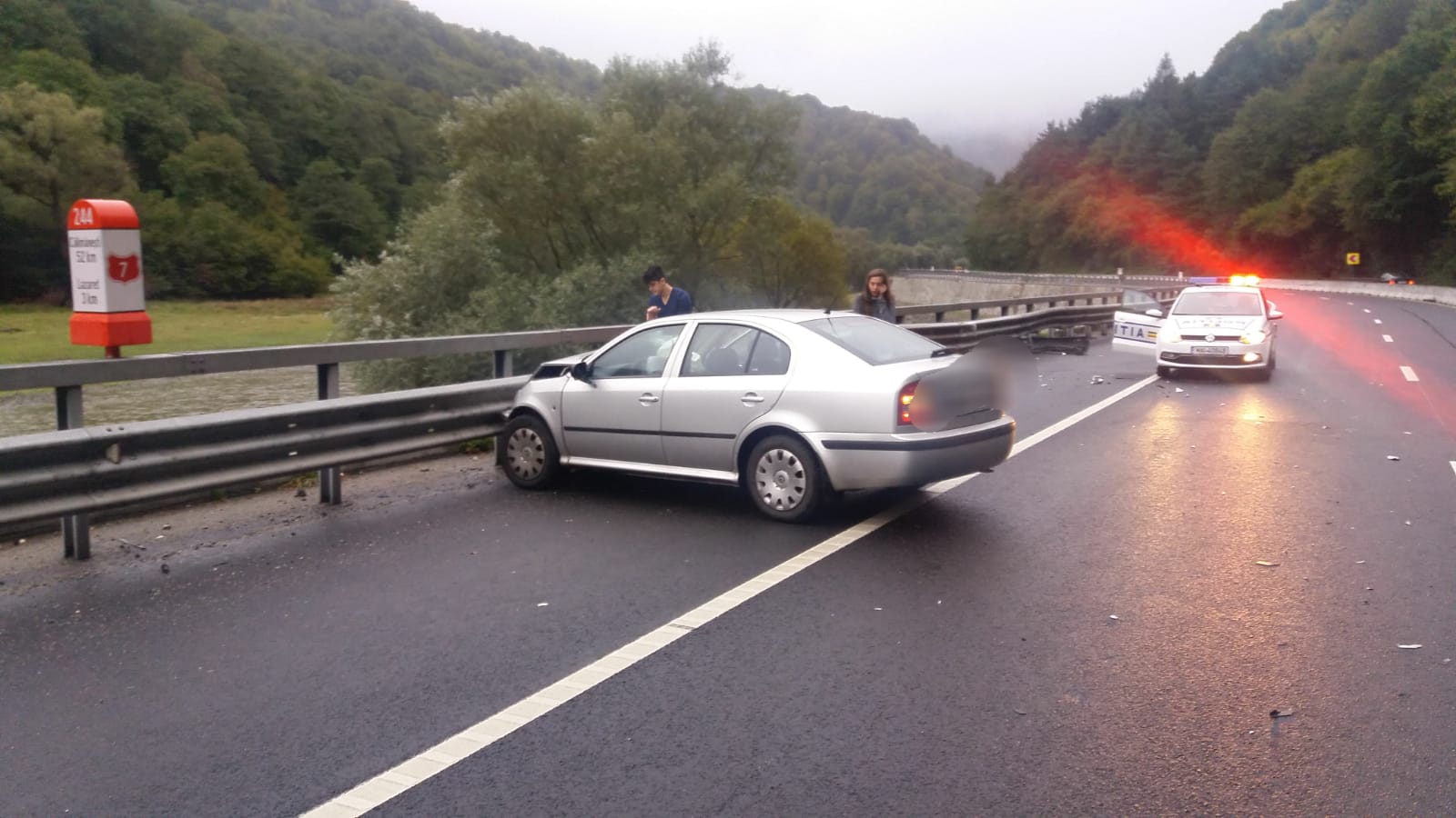 FOTO – A intrat cu mașina în separatoarele de sens de pe DN 7