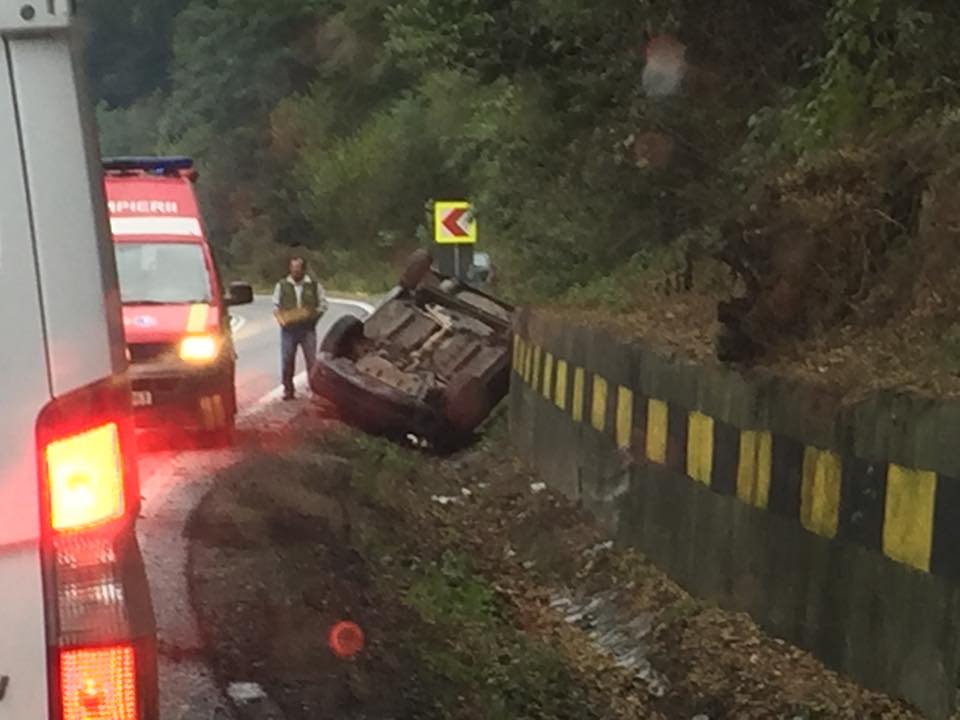 FOTO – Conducătoare auto rănită într-un accident rutier, pe DN 1