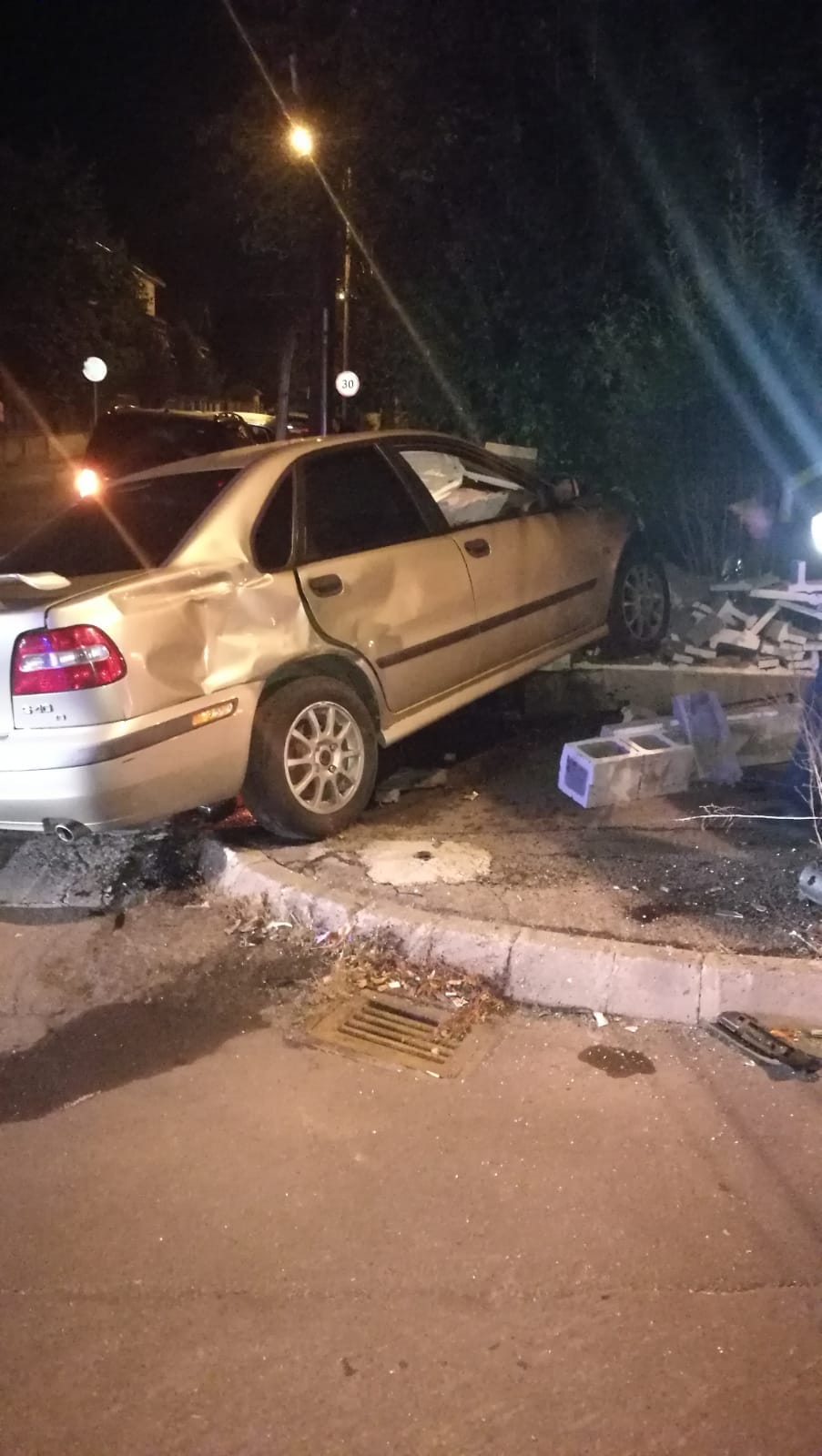 FOTO – Coliziune frontală între două autoturisme, în Sibiu. Două persoane au fost rănite
