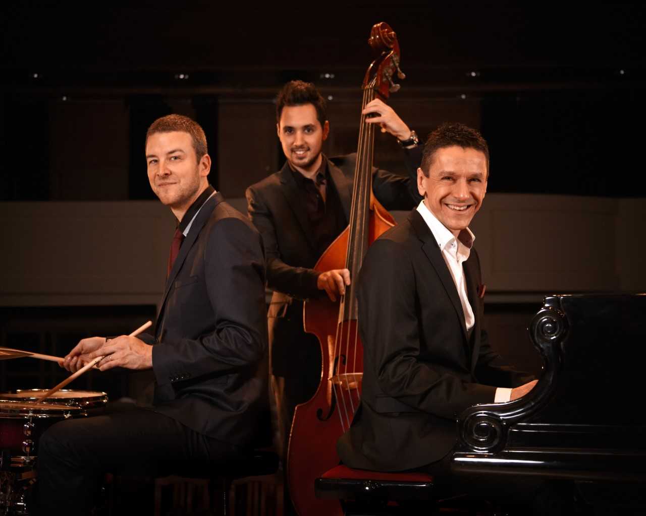 Cea mai în vogă formație de jazz din Ungaria, Péter Sárik Trio, revine la Sibiu