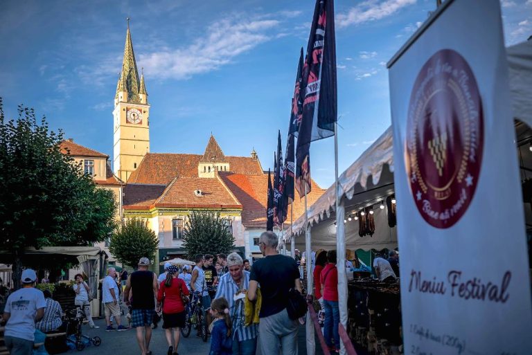 FOTO – Festivalul Vinului și Gastronomiei de la Mediaș a atras mii de vizitatori