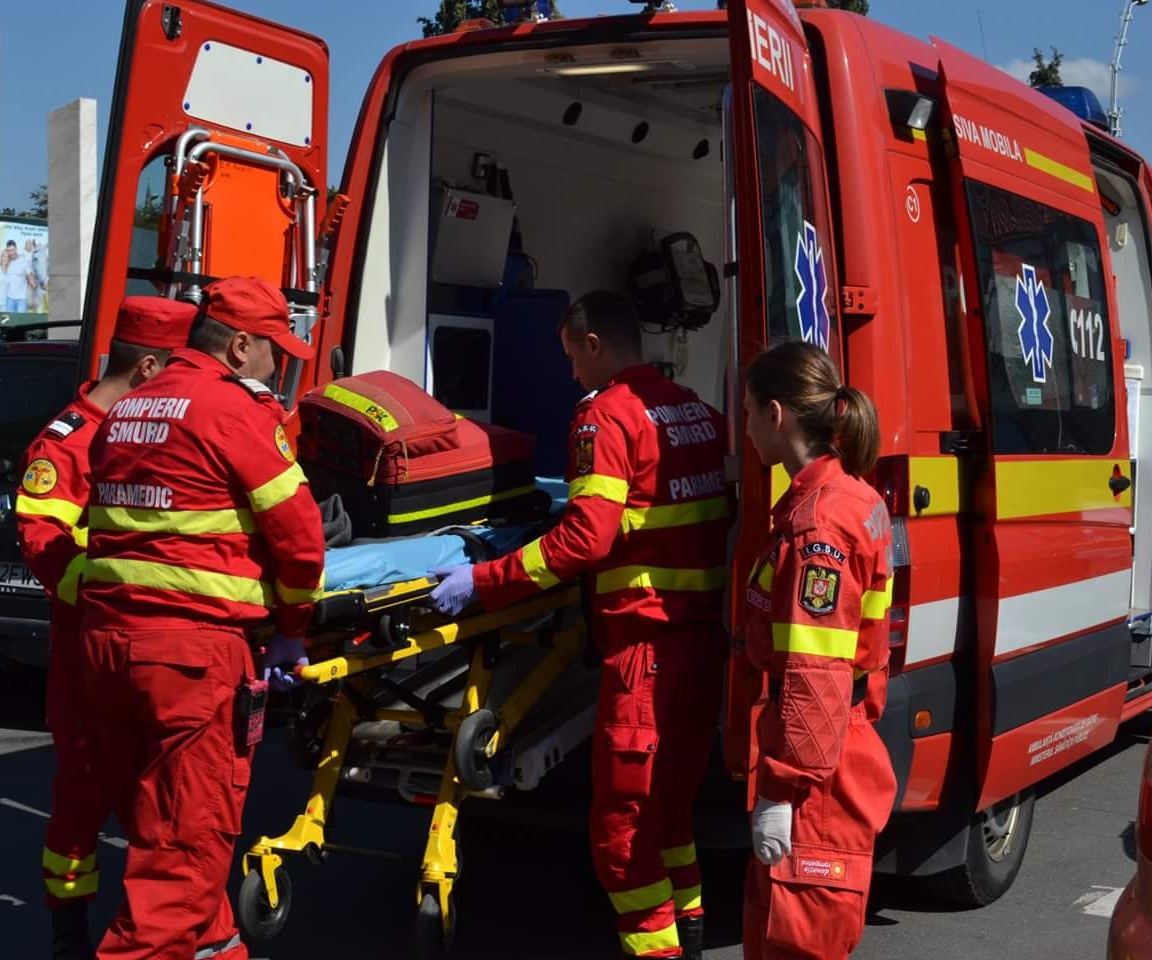 Femeie insarcinata, preluata de SMURD dupa ce a fost implicata intr-un accident rutier
