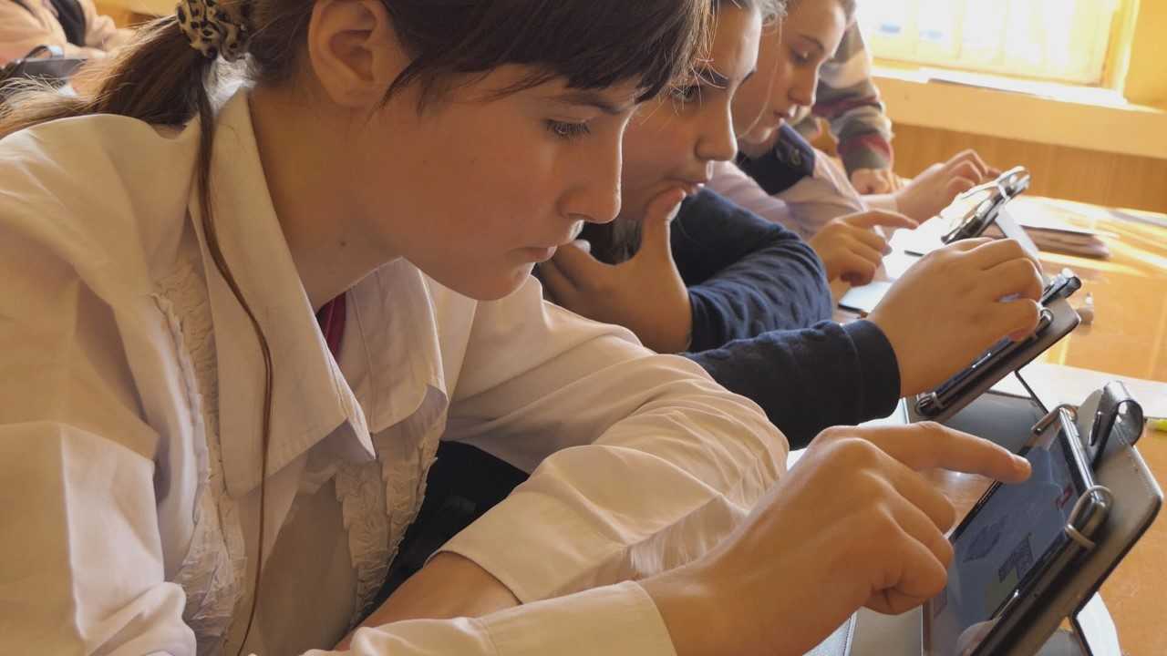 FOTO – Elevii de la Școala Gimnazială “Matei Basarab” Turnu Roșu învață matematică și informatică în laboratorul digital