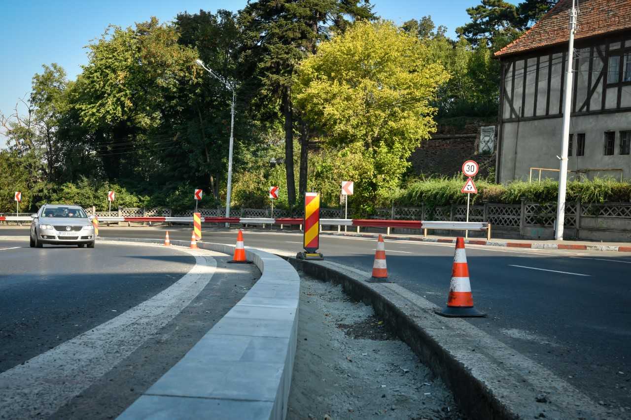 FOTO – Separatoarele sensurilor de circulație de pe tronsonul Piața Unirii – Andrei Șaguna – Morilor vor fi reamenajate