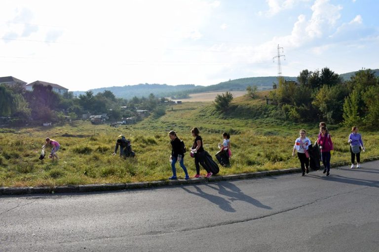 FOTO – Sute de voluntari la Copșa Mică, la campania „Let’s Do It, Romania!”