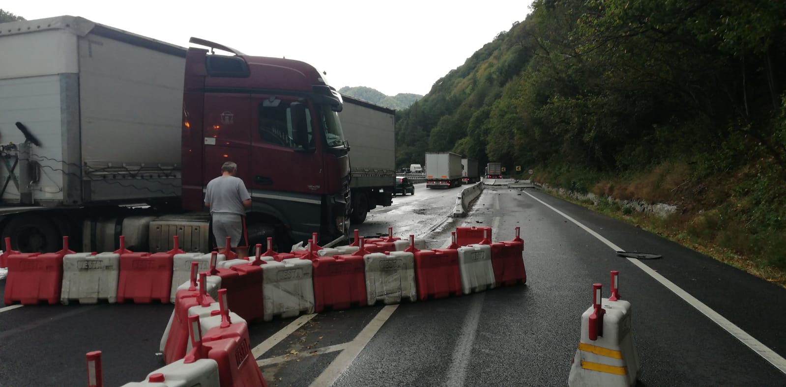 FOTO: Trafic îngreunat pe Valea Oltului, un TIR a lovit separatoarele de sens