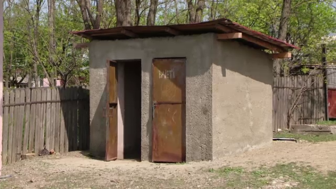 Popa: Toaletele din curtea şcolilor trebuie să dispară până în 2020