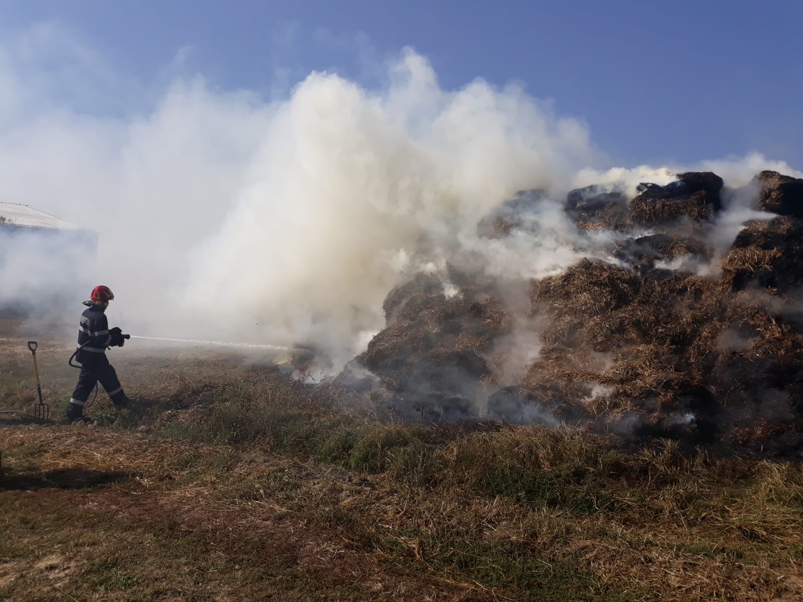 FOTO-VIDEO: Incendiu violent pe câmp, lângă Avrig. Mai mulți baloți de paie au luat foc
