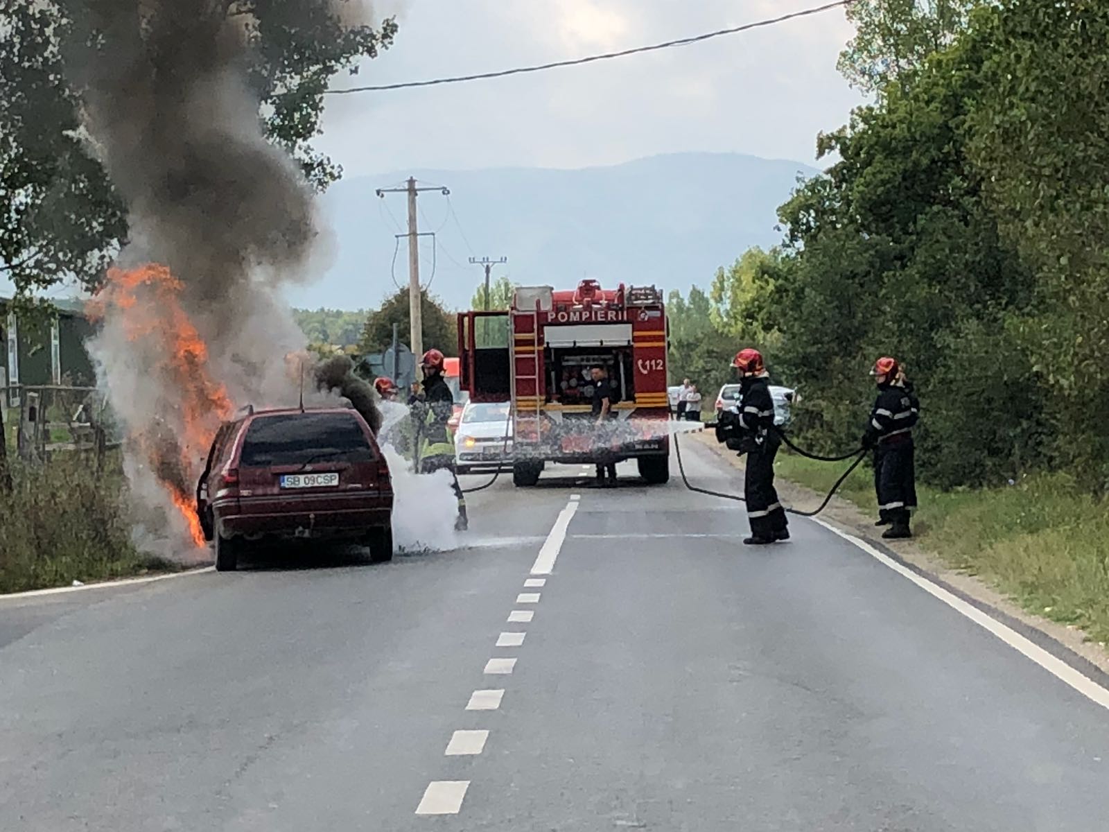 FOTO: O mașină a luat foc la ieșire de pe autostradă spre Cisnădie