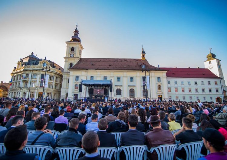 Aproximativ 16.000 de studenţi încep anul universitar în Piaţa Mare