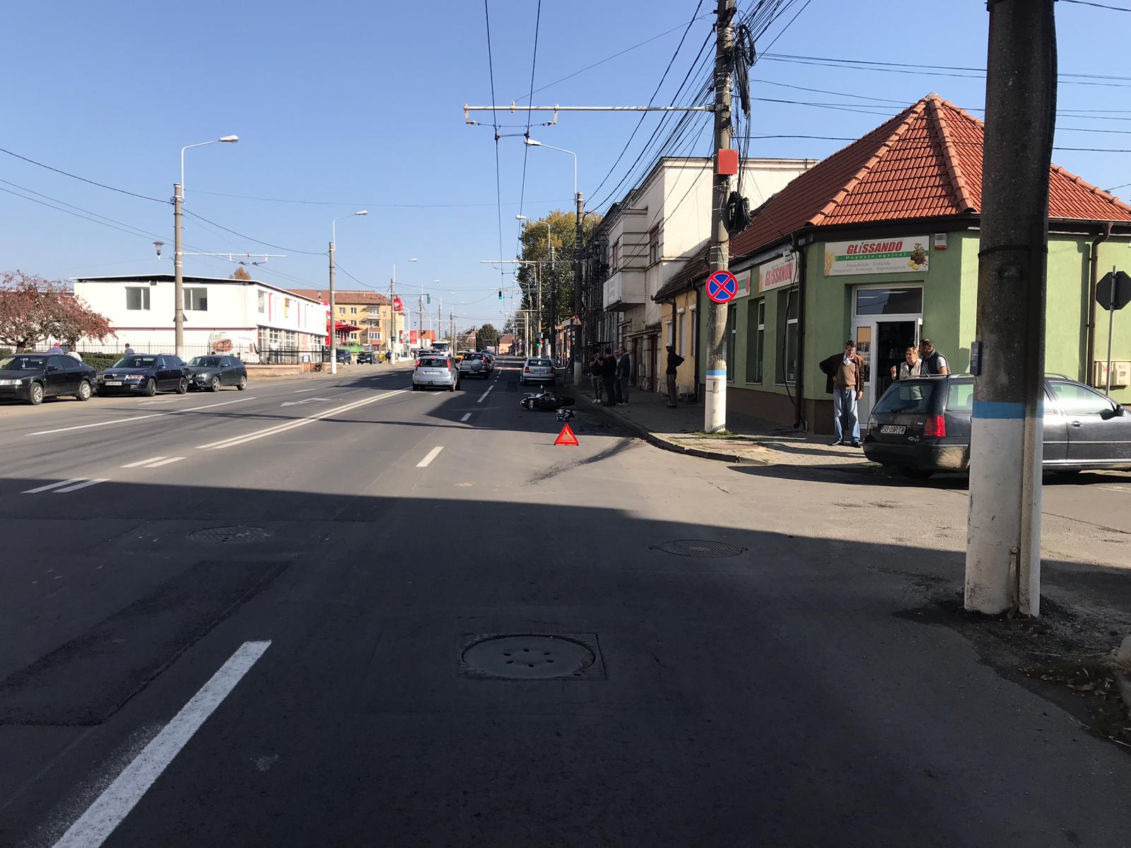 Motociclist transportat la spital, după ce a fost lovit de o mașină