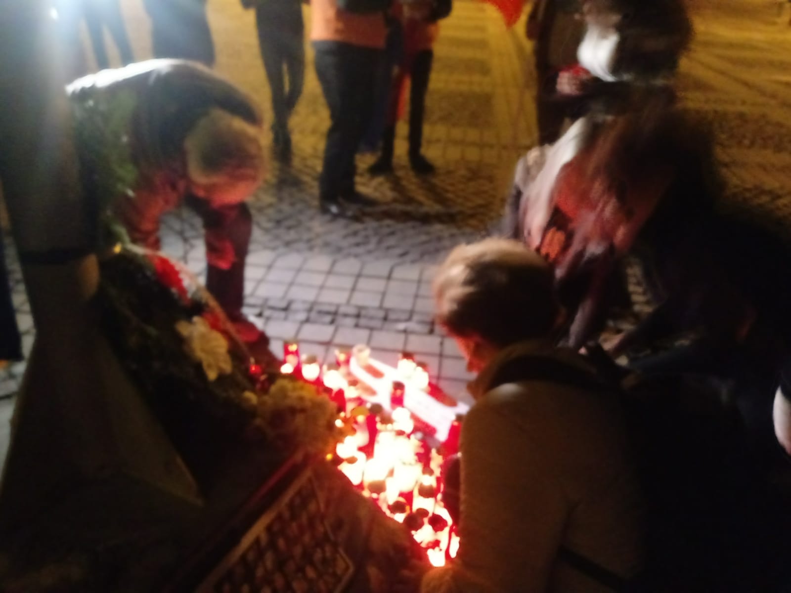 Sibienii au aprins lumânări în memoria victimelor de la Colectiv