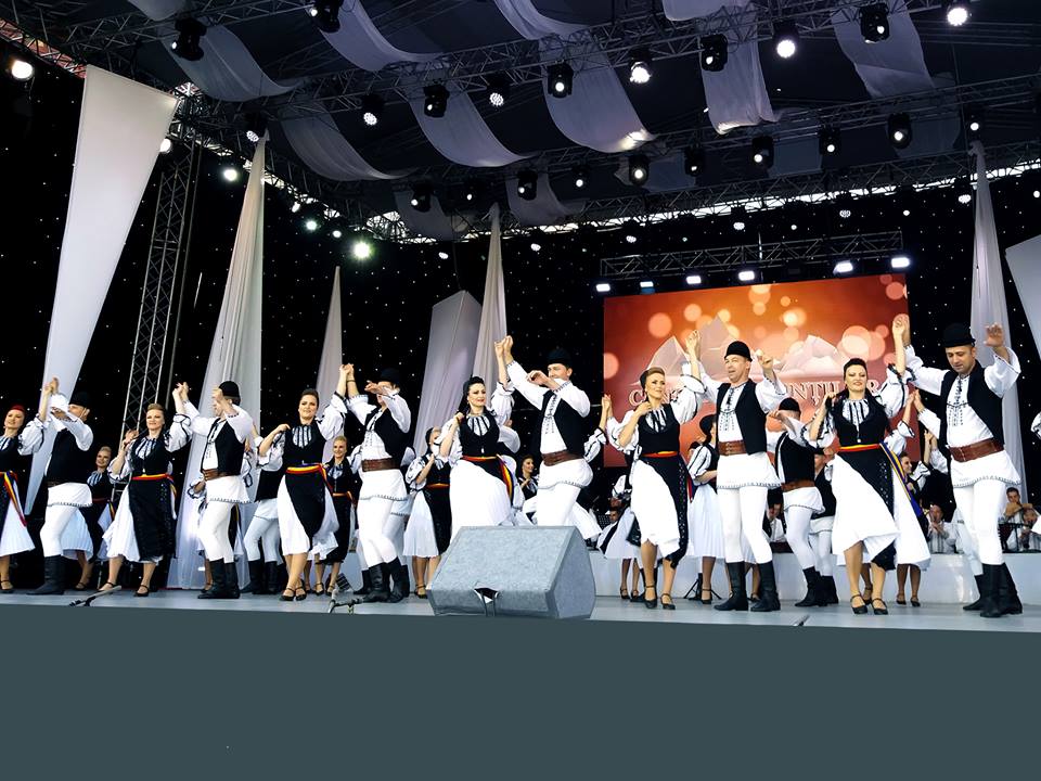 Sărbătoarea „Fiii satului Mihăileni”, duminică, cu Junii Sibiului