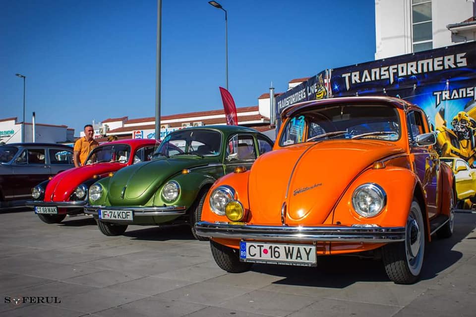 Maşinile de epocă parchează, sâmbătă, pe strada Cetăţii