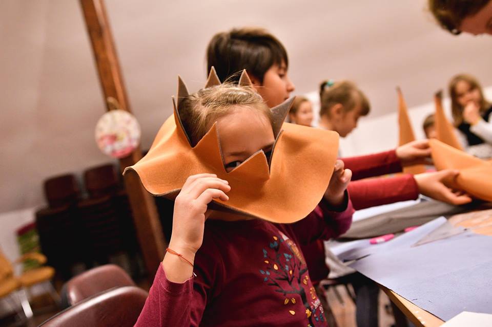 Copiii fac „Pălării de Halloween”, la Teatrul Gong