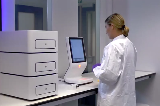 Primul aparat care depistează cancerul în 2 ore a ajuns în România. Care este prețul unei analize