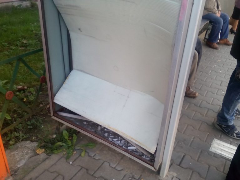 FOTO – Au distrus o stație de așteptare a mijloacelor de transport în comun