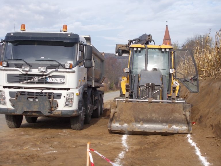FOTO – Au început lucrările de reabilitare pe Drumul Comunal dintre Agârbiciu și Șoala