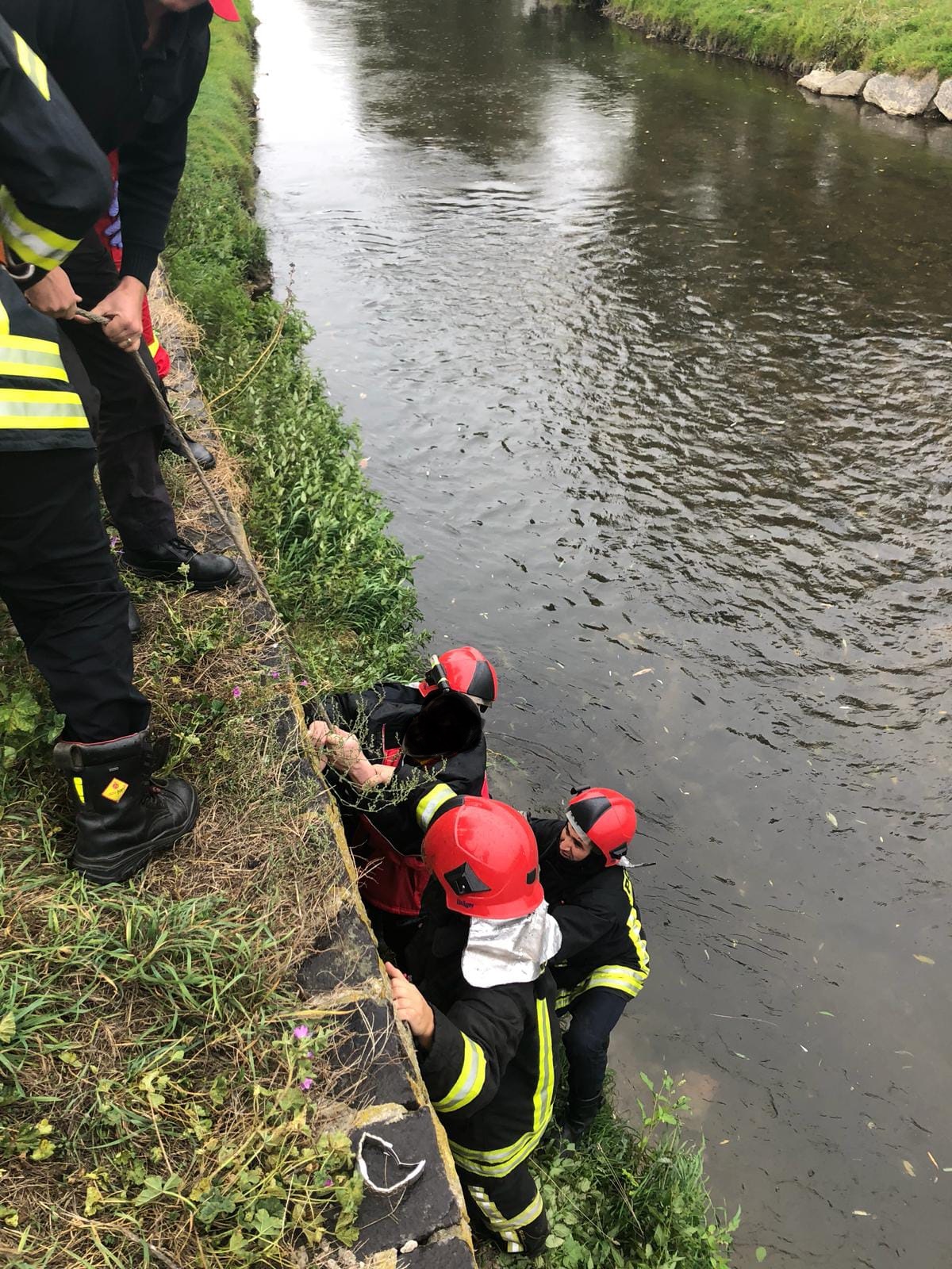 Bărbat căzut în râul Cibin. Au intervenit pompierii și un echipaj de la Ambulanță