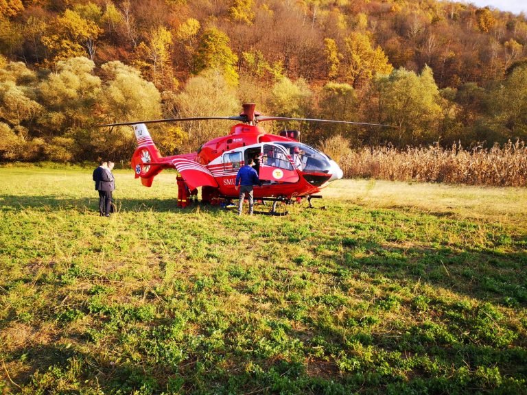 FOTO – Bărbat în stare gravă după ce a căzut de pe un stâlp
