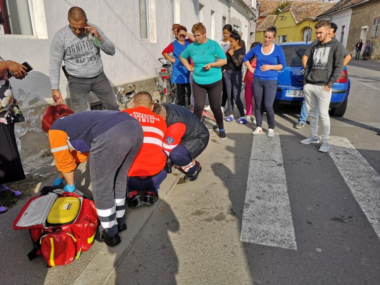 FOTO – Biciclist accidentat de o șoferiță care nu a acordat prioritate