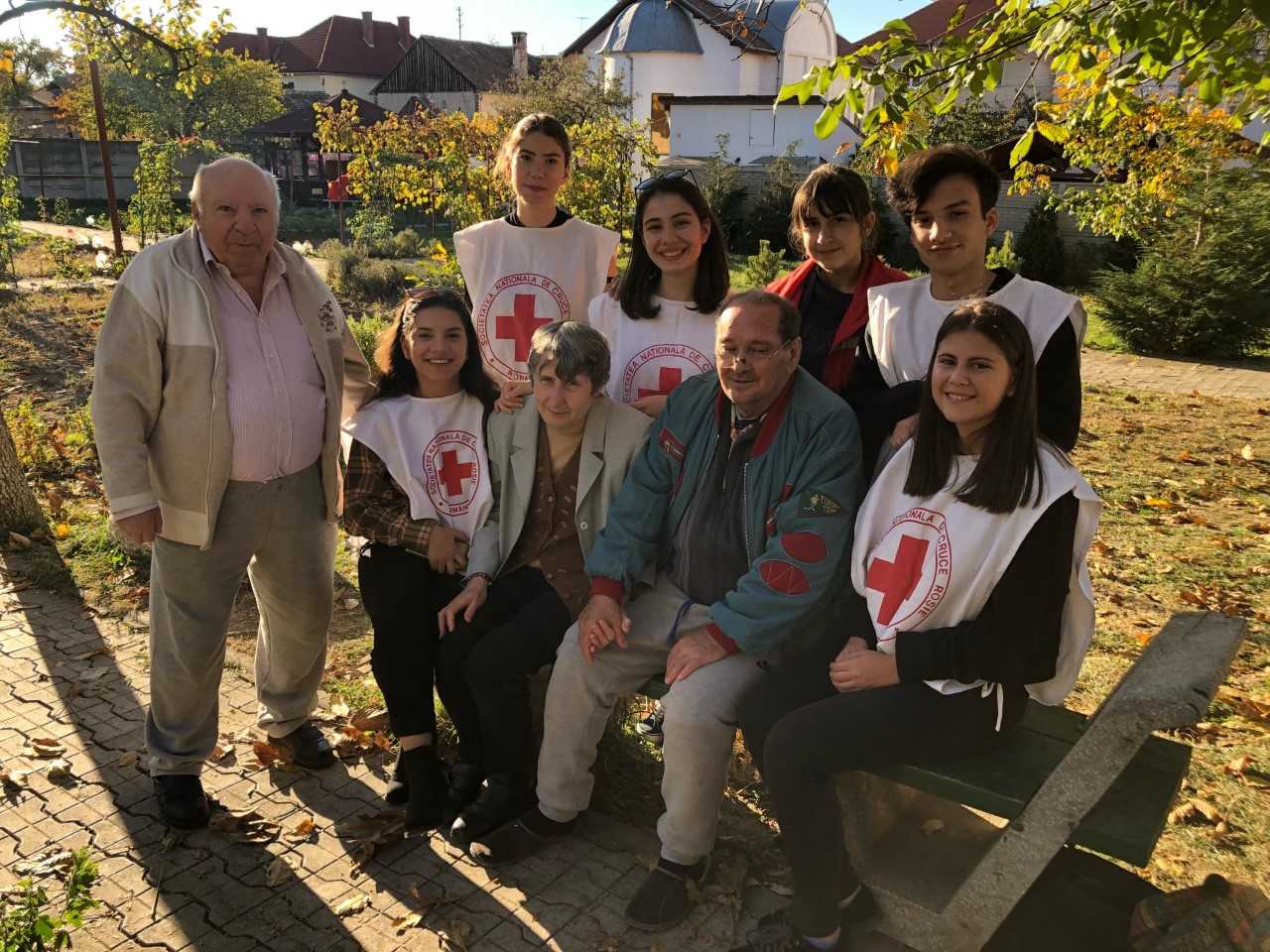 FOTO – Crucea Roșie Sibiu e alături de cei vârstnici dar și de cei mai mici membri ai comunității
