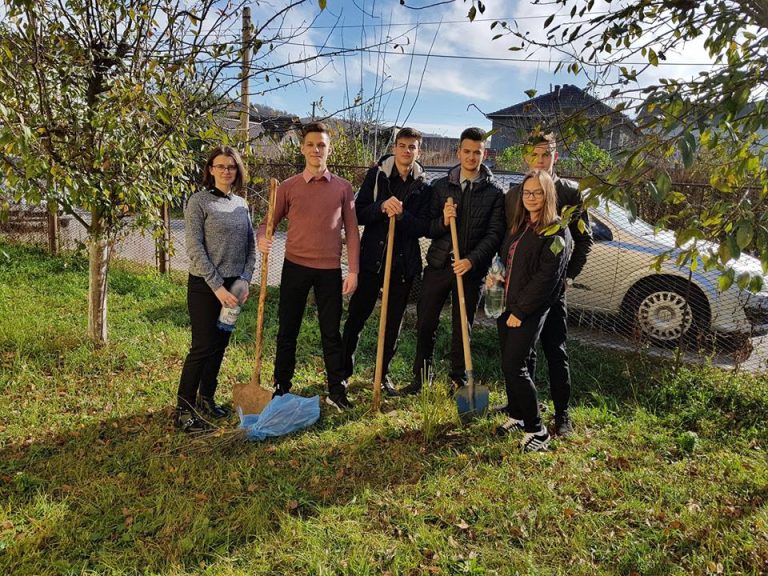 FOTO – Plantări de arbori de Ziua Verde a Eco-Şcolilor