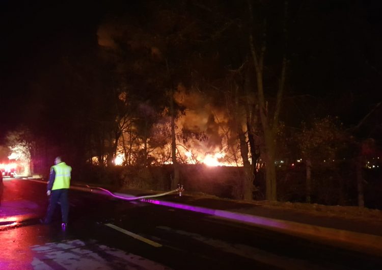 O casă din Săliște, în flăcări