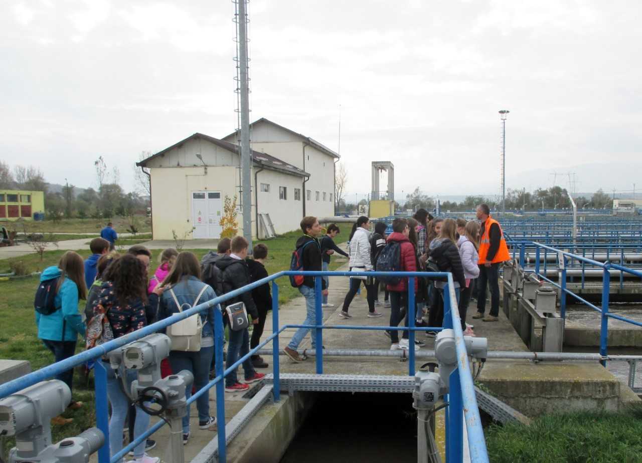 Monitorizarea calității apei împreună cu elevii de liceu din Sibiu