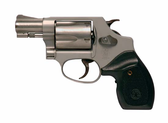 Revolver găsit în podul unei case din Bazna
