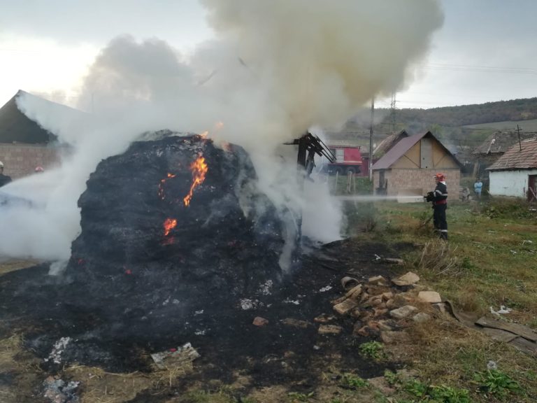 FOTO – Șură distrusă de incendiu, la Buzd