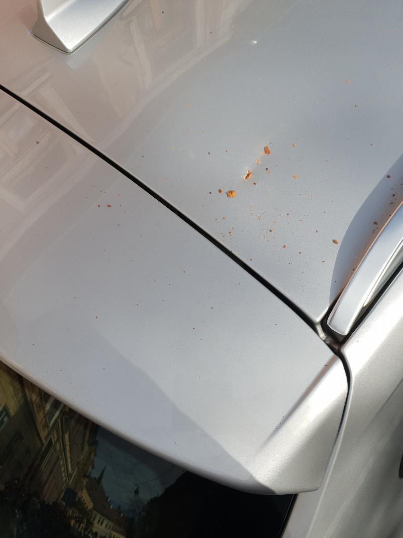 FOTO – Autoturism avariat de o țiglă căzută de pe o clădire din Sibiu