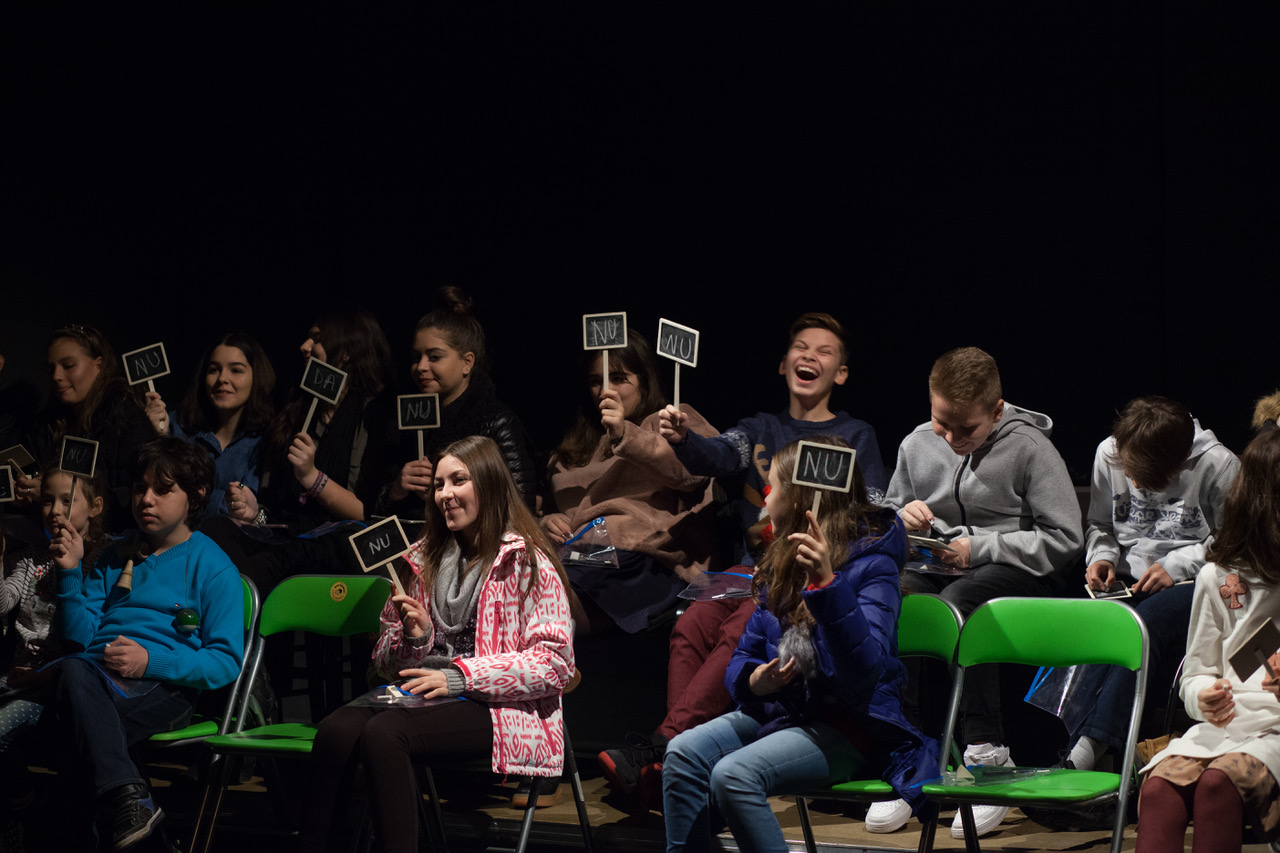 Părinţii şi adolescenţii, invitaţi să dezbată cum „Totul e foarte normal”