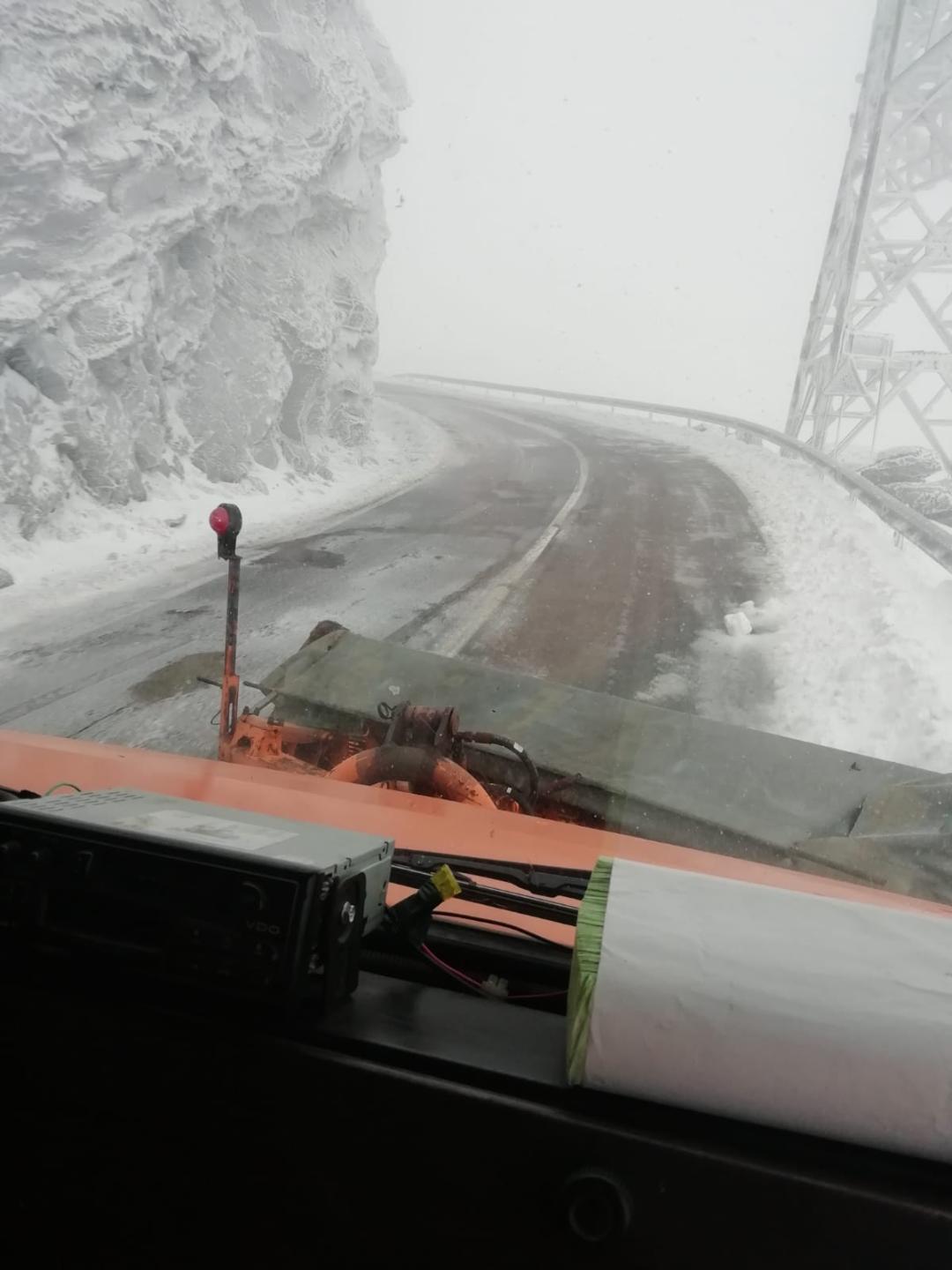 FOTO – Intervenție a utilajelor pe Transfăgărășan