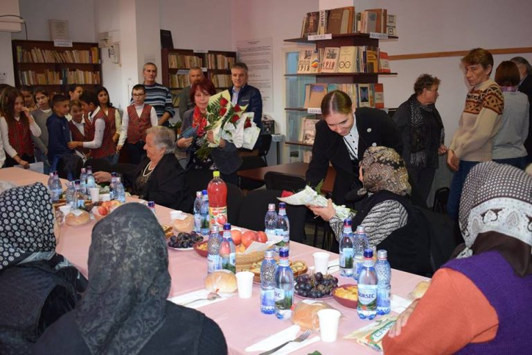 Surprize pentru seniorii din Copșa Mică de Ziua Internațională a Vârstnicilor