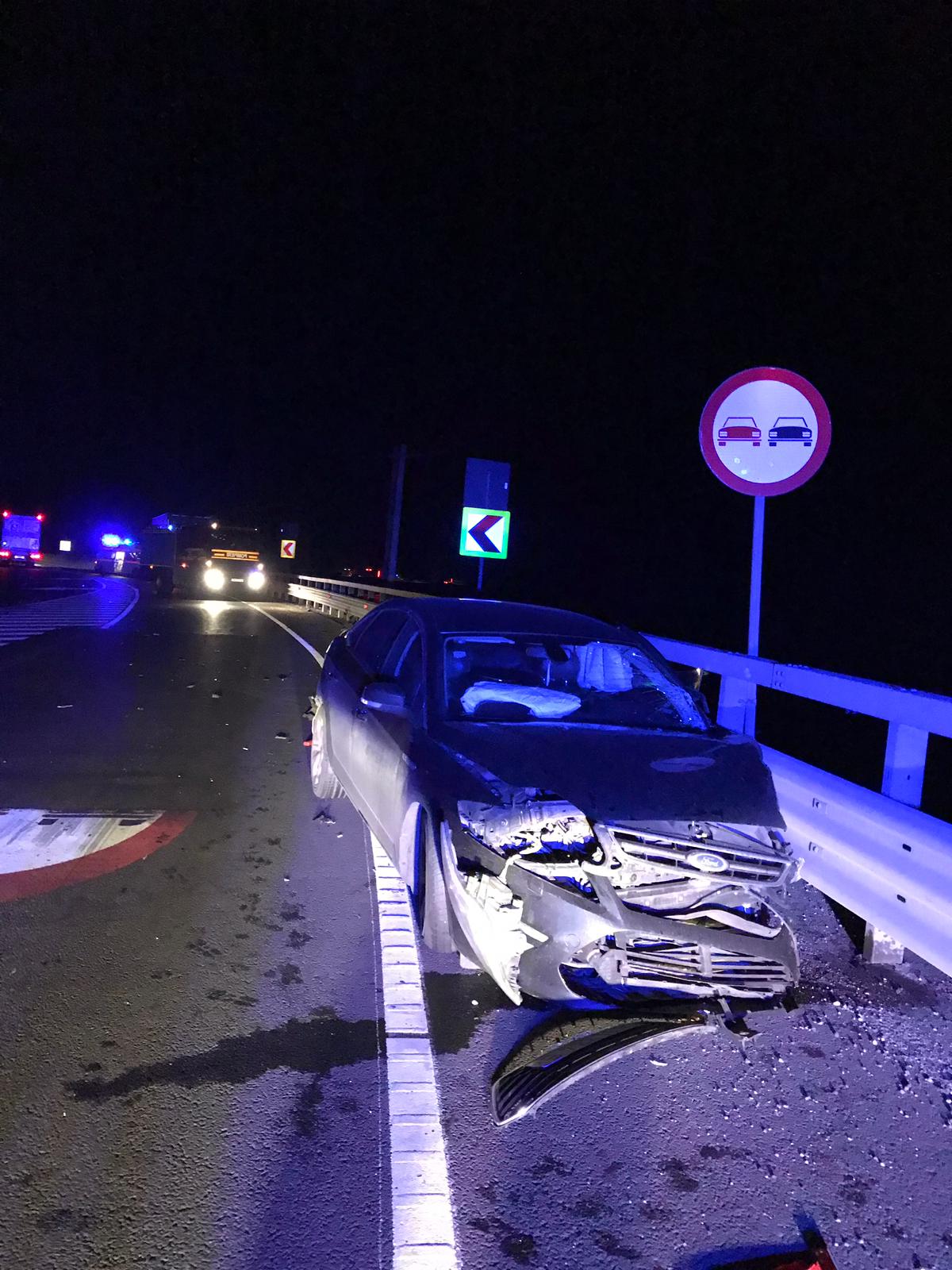 FOTO: Accident grav pe Valea Oltului cu două mașini și un TIR, traficul este îngreunat