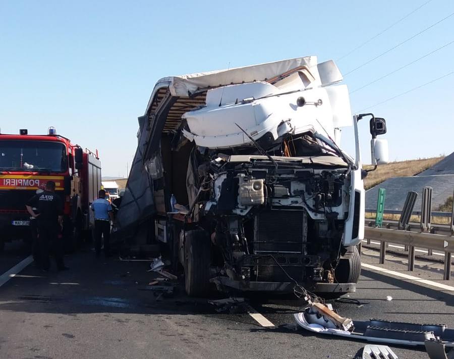 FOTO: Accident grav între două camioane pe autostradă, un șofer este grav rănit