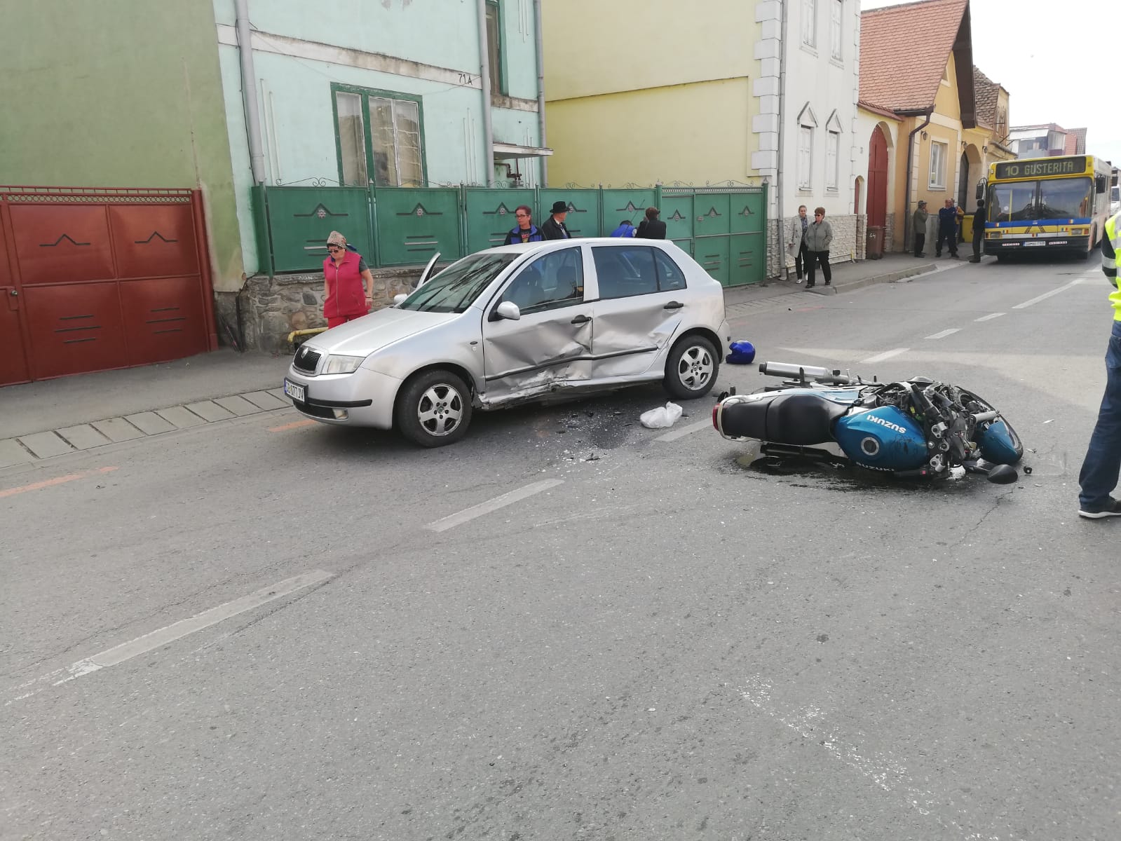 FOTO: Motociclist rănit grav după ce a fost lovit de o mașină