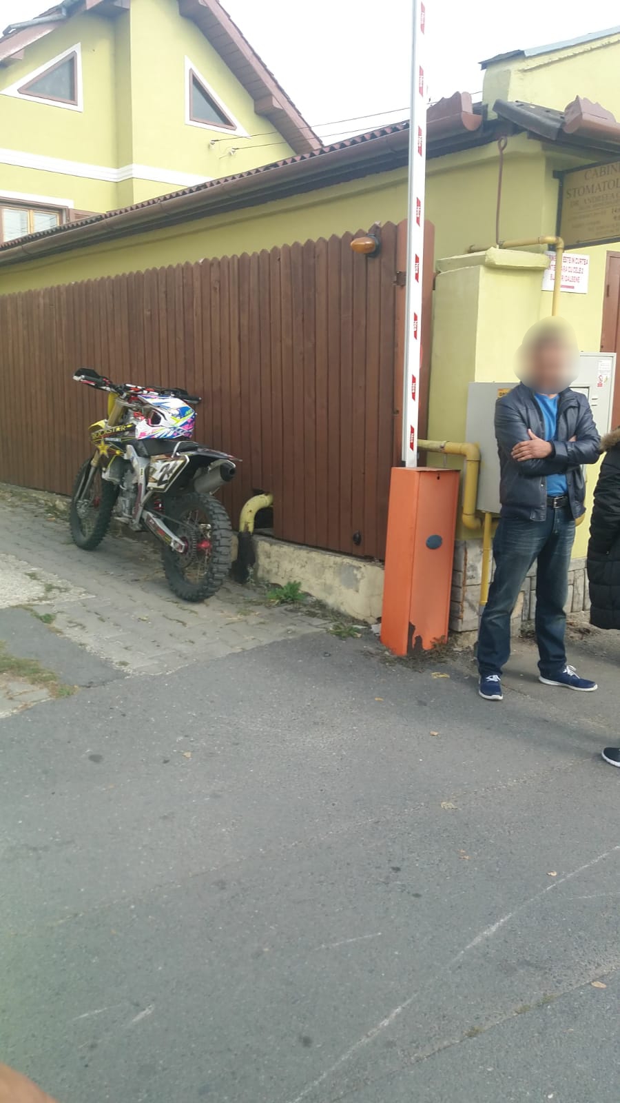 Un motociclist fără permis a lovit o femeie aflată lângă trotuar