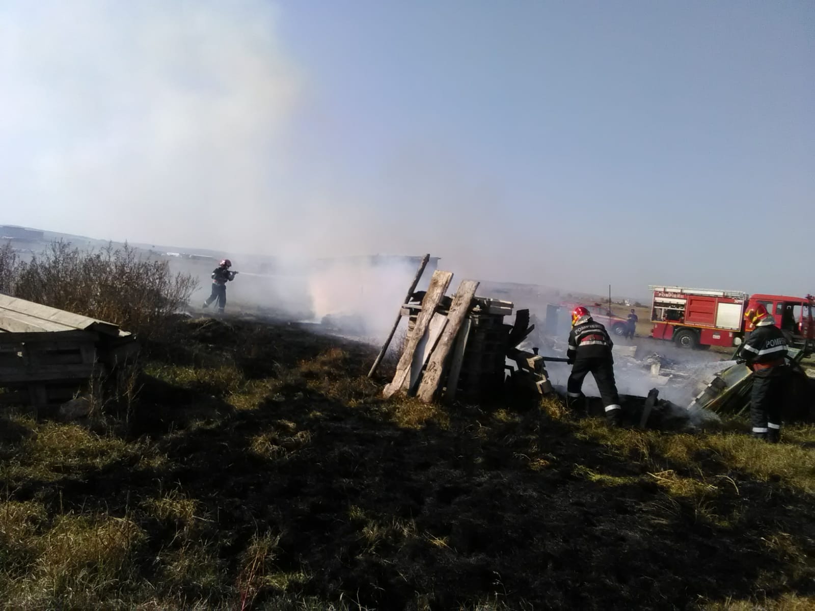 FOTO-VIDEO: Adăpostul unui cioban s-a făcut scrum, pompierii au intervenit de urgență