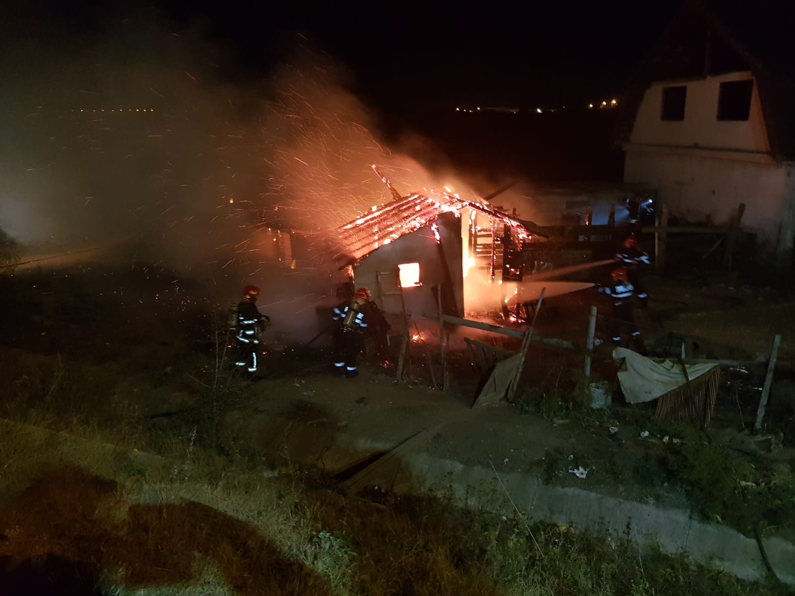 Două incendii într-o singură noapte, pompierii au intervenit de urgență