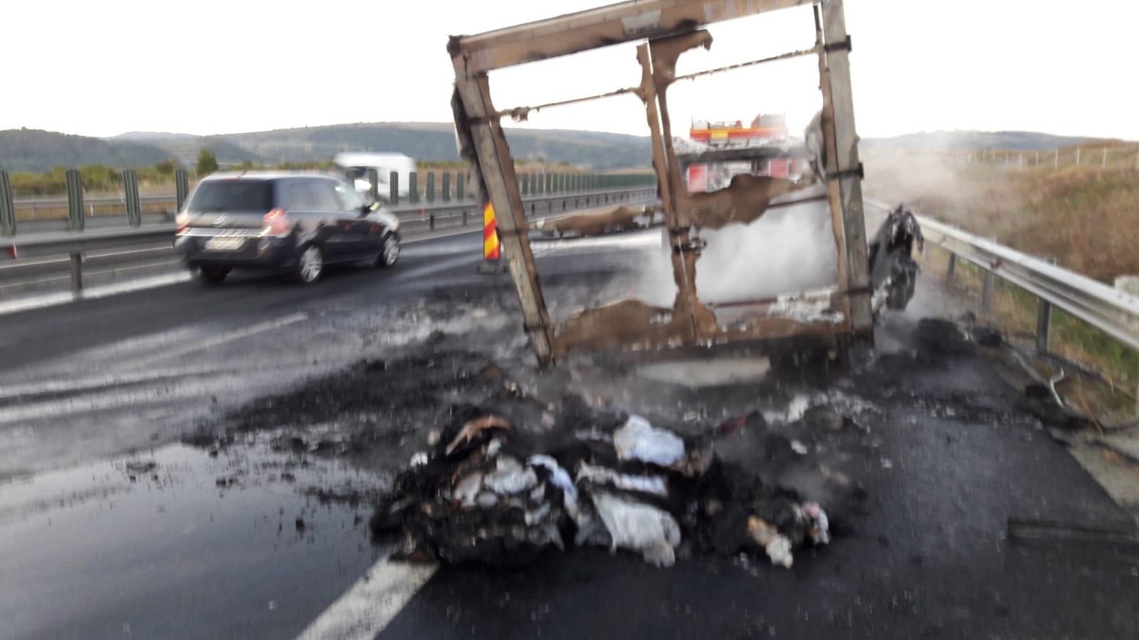 FOTO: Două mașini au luat foc pe autostradă