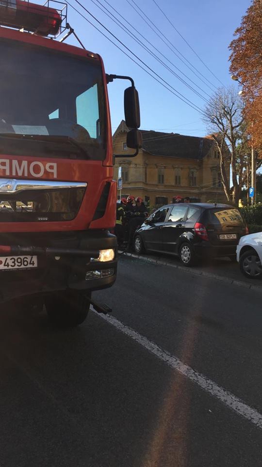 Incendiu lângă Spitalul CFR, o mașină a luat foc
