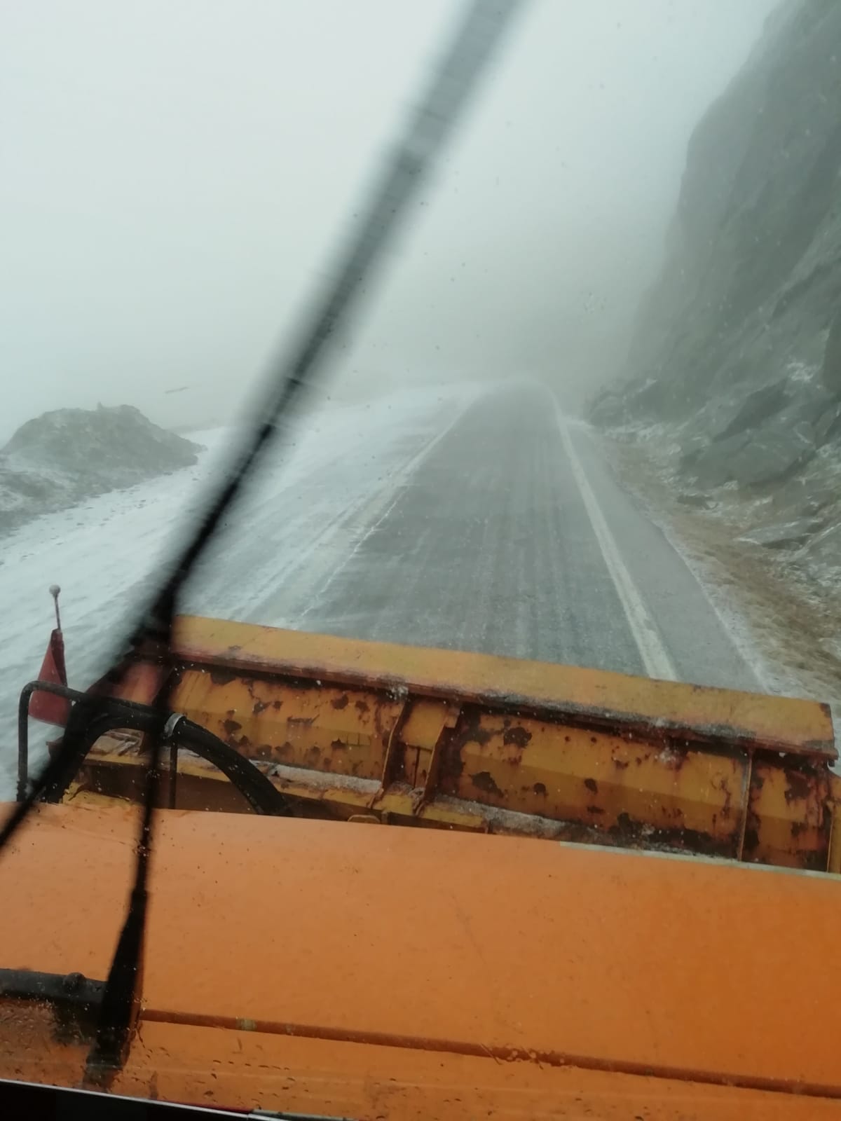 VIDEO. Ninge pe Transfăgărăşan! Stratul de zăpadă atinge 3 cm pe carosabil!