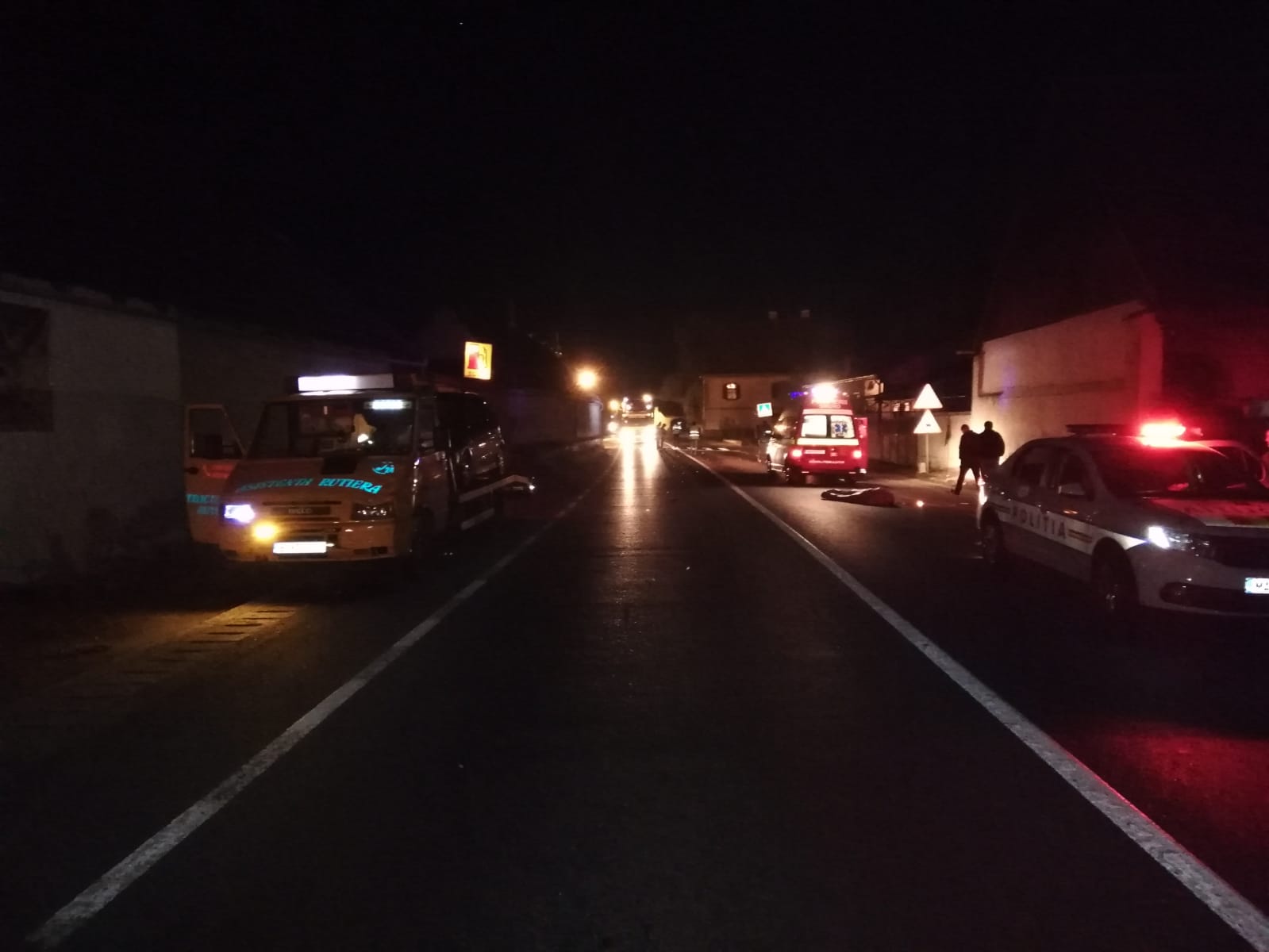 FOTO: Accident mortal în Bradu, un pieton a fost lovit de o mașină