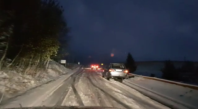 UPDATE-VIDEO: Zăpadă la Păltiniș, un autocar cu 46 de copii a rămas blocat