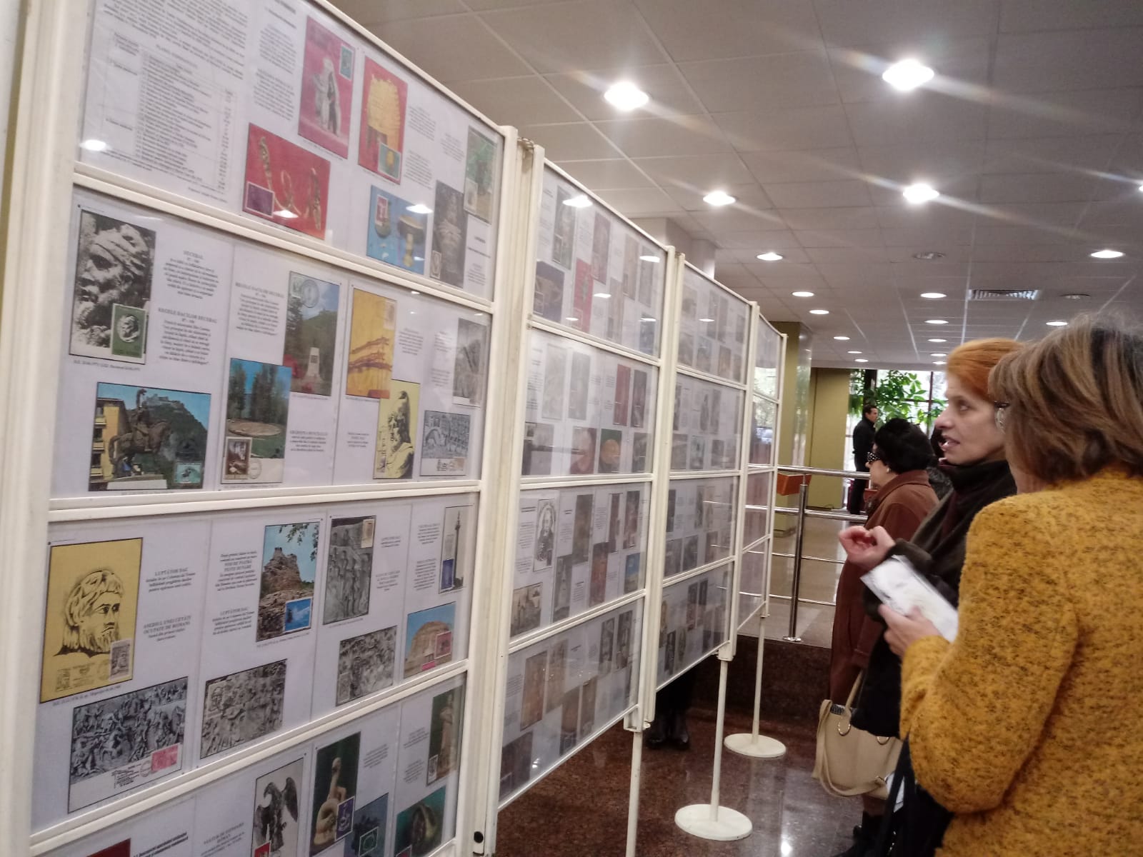 Expoziţie de filatelie, dedicată Centenarului Marii Uniri, la Biblioteca ASTRA